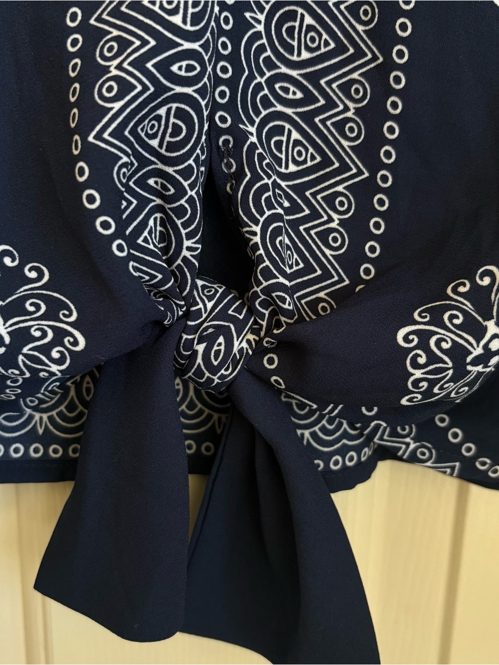 Vince Camuto Tie-Hem V-Neck Blouse Navy and White Bandana-Print Boho Coastal M - Picture 4 of 7
